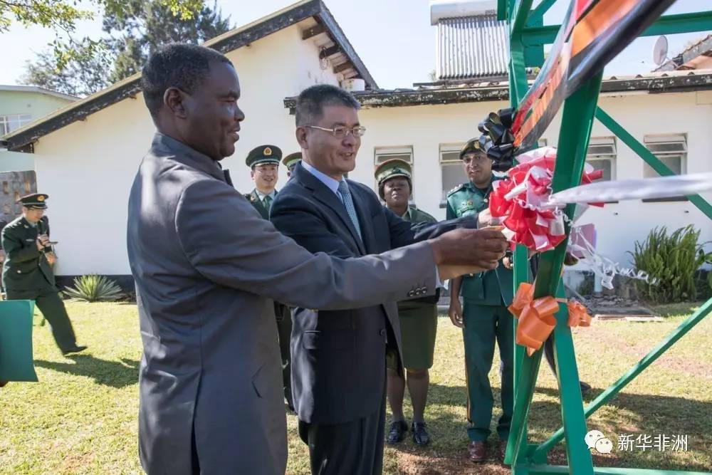 中国驻赞比亚大使杨优明和赞国防部副常秘约翰皮瑞为新建水井