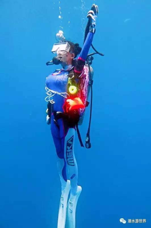 海军女潜水员图片