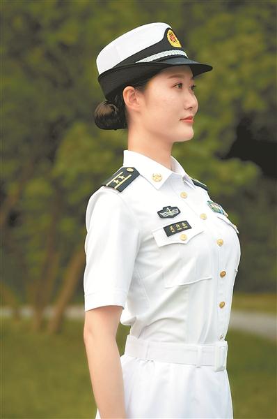 解放军女兵夏常服裙图片