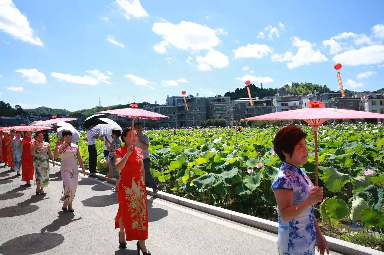 百人旗袍秀在上杭县才溪镇举行