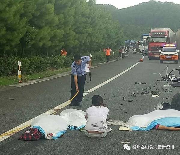 济广高速(瑞金往寻乌方向)发生一起小车交通事故