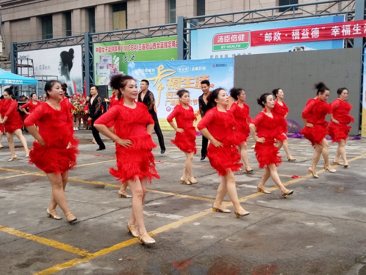 舞動隊三等獎圓夢舞蹈團以上三支隊伍均獲得福益德亞麻籽油提供的廣場