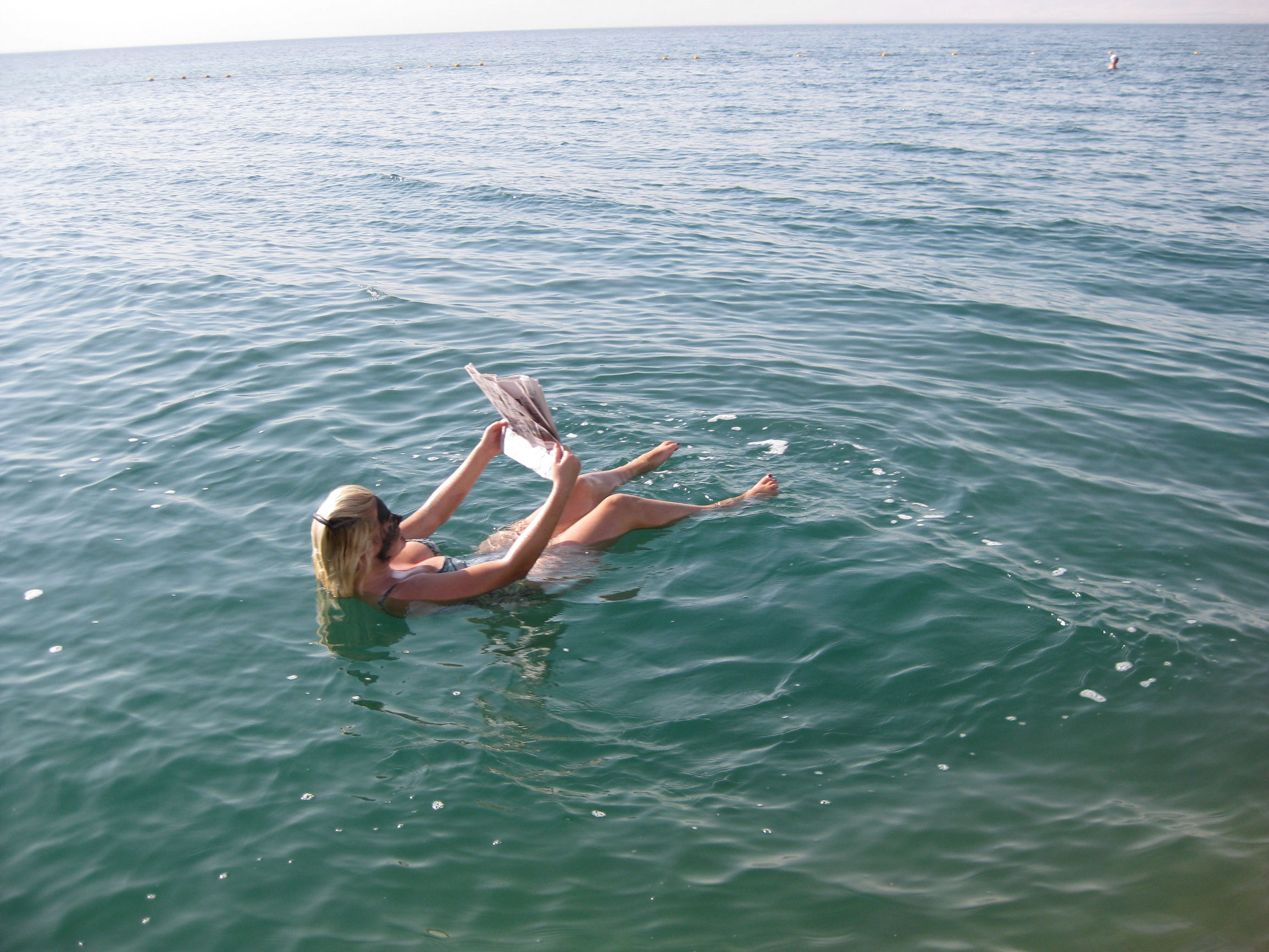 死海是一个盐含量惊人的湖泊,在这里不管你有多重,多有力,都只会浮在