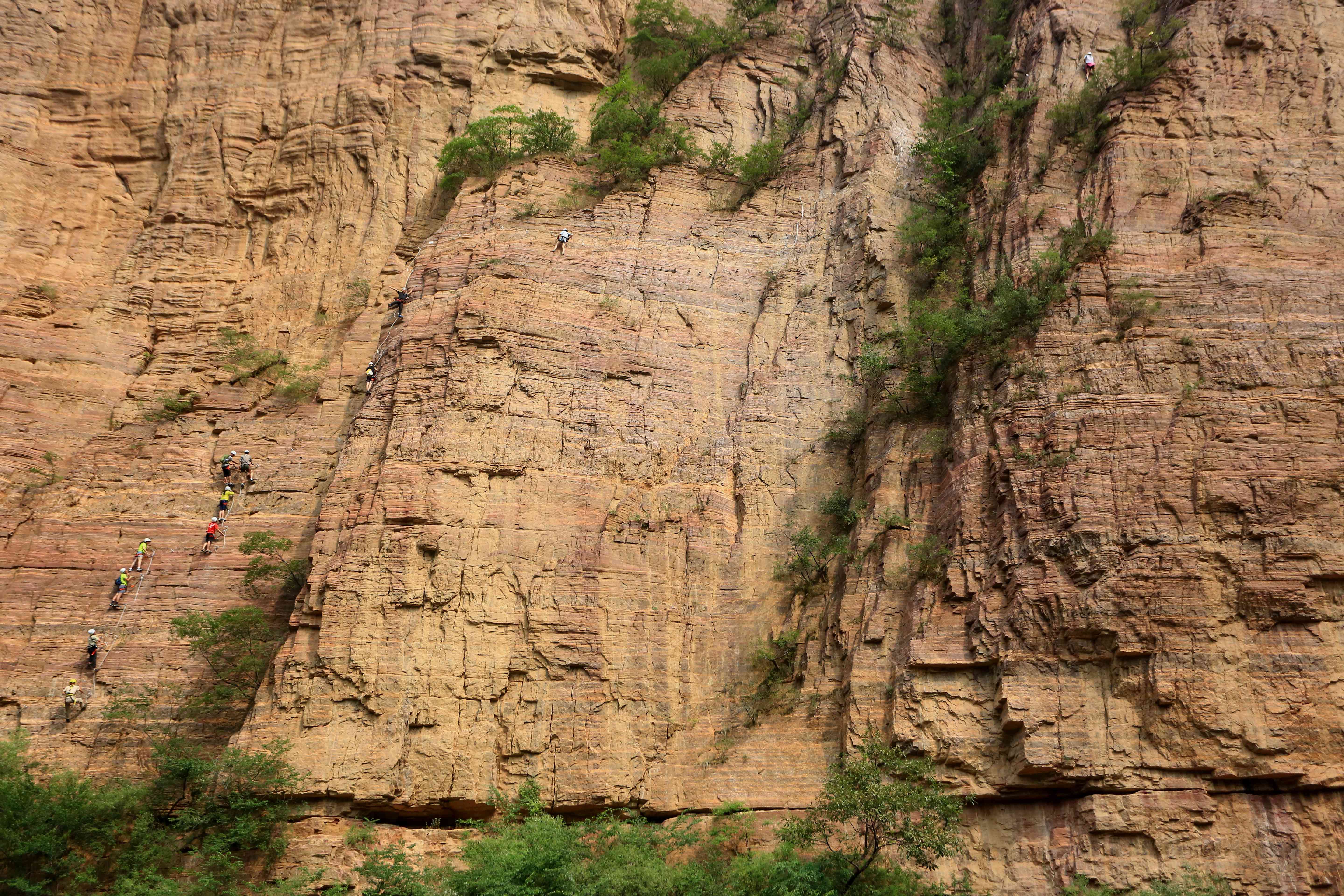 美女钢丝绳上玩直播 188米悬崖峭壁各种摆拍各种嗨
