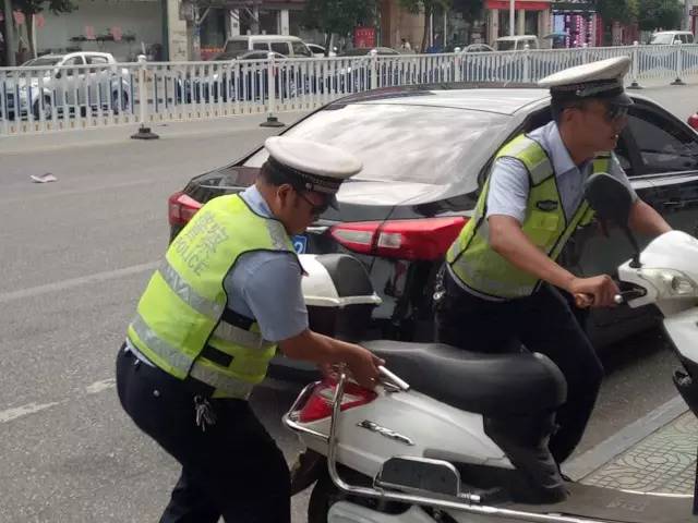 万德隆超市对面 一辆红三轮逆行,撞到一辆电动车,交警迅速做出处理