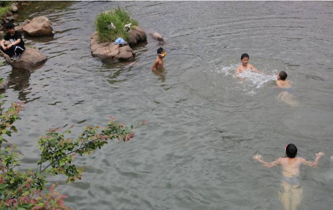 农村小男孩游泳 河里图片