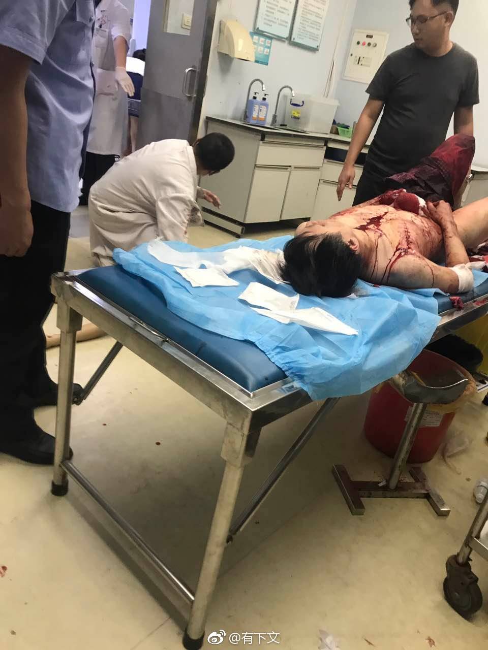 恐怖!深圳宝安沃尔玛昨夜发生持刀砍人事件,致2死9伤(附视频)