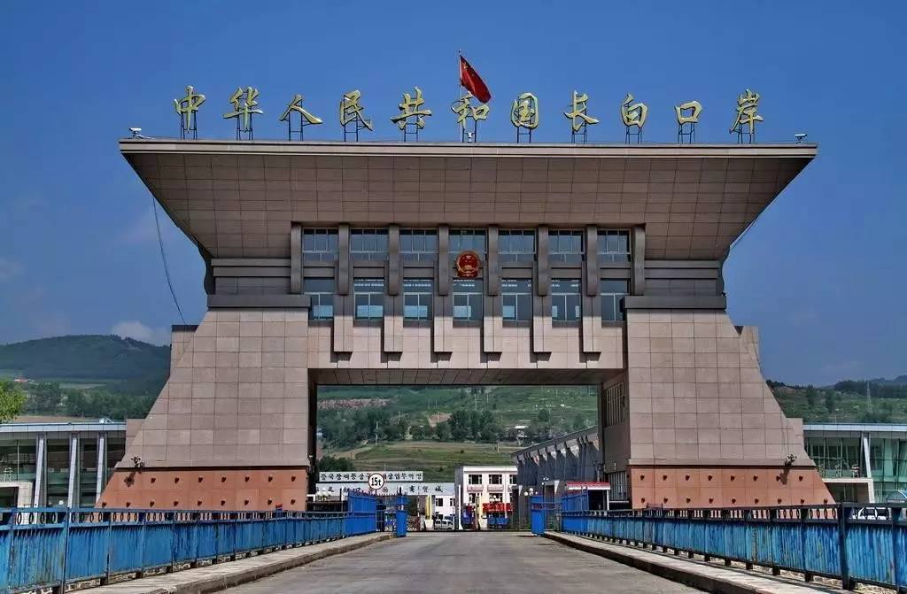 长白口岸国门矗立于中朝长惠国际公路大桥,建成于2005年11月,大桥全长
