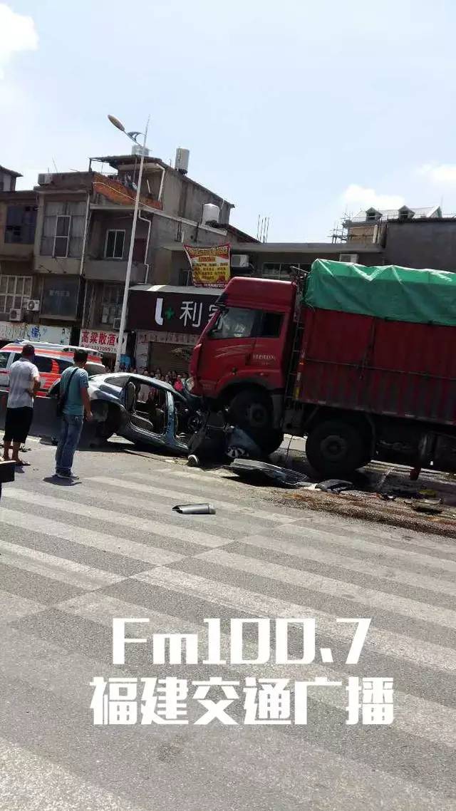 福州闽侯发生车祸!小车迎面怼上大货车,直接被挤成废铁!