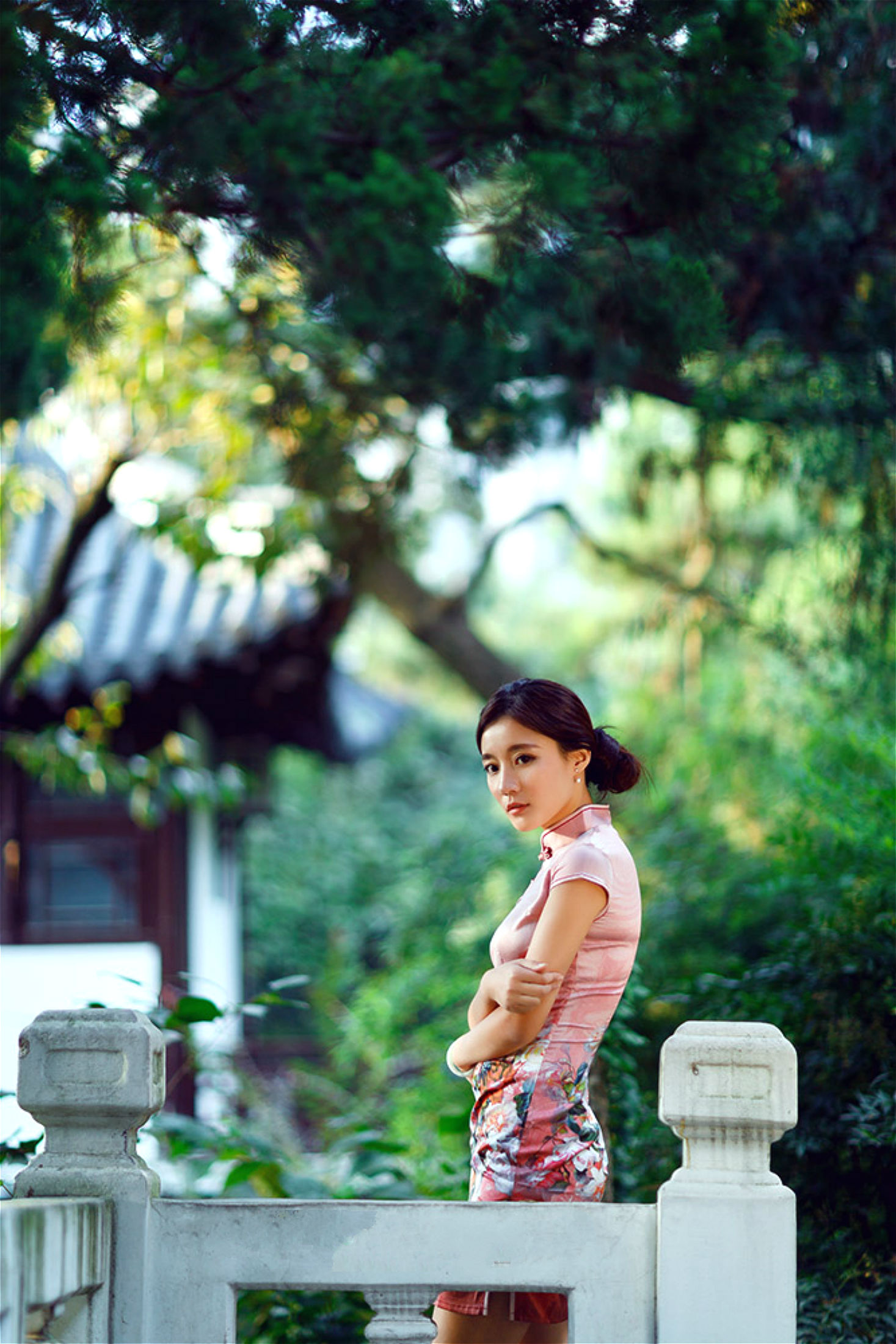 公园里阳光下的美丽民族姑娘旗袍美(多图)