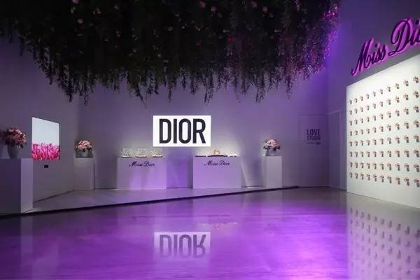 全新miss dior 迪奥小姐香水产品展示区域