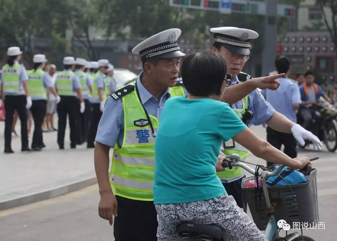 交警們列隊進入崗區直播中的副大隊長直播開始,首先採訪副大隊長,並由