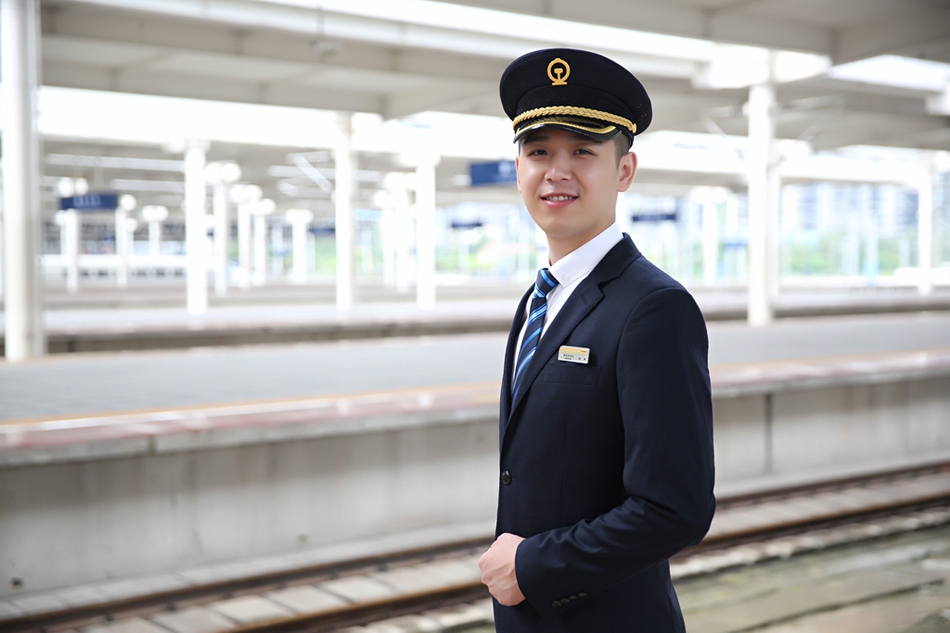 重庆首发最新中国铁路制服 美不美看过来