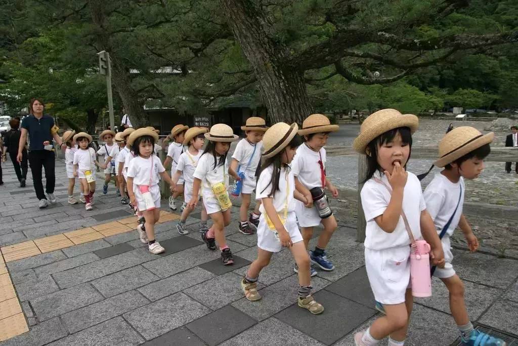 日本麻麻們為什麼要讓年幼的孩子從小獨立上學?責任感與獨立性的培養!