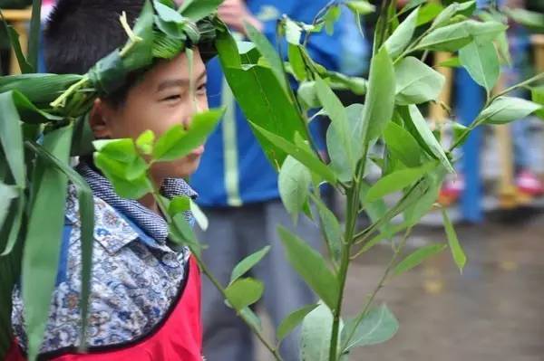 远古时代的原始人,生活在森林里,就靠树枝,树叶蔽体.