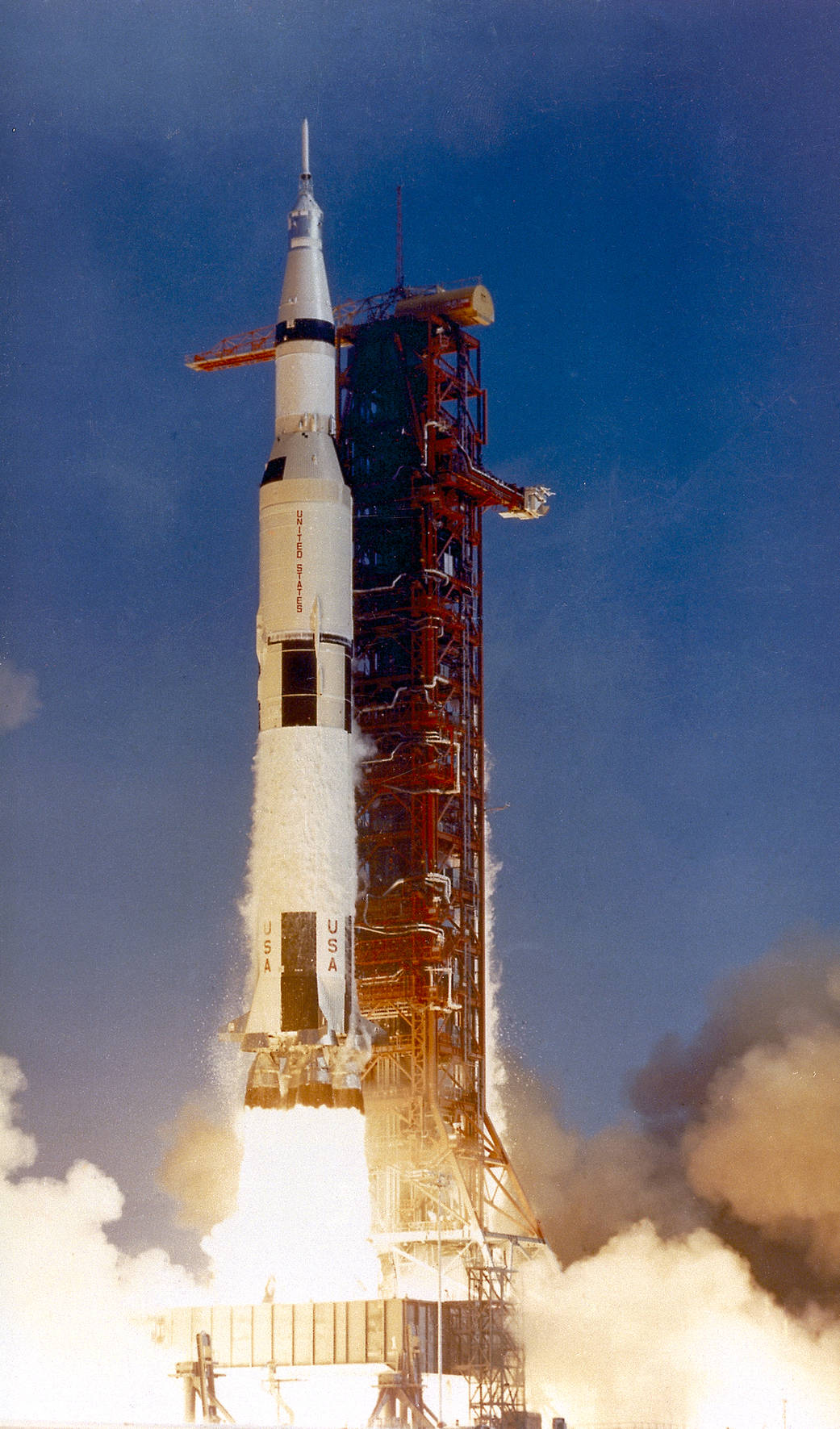 1969年7月16日上午8时32分的阿波罗11号任务搭载的土星v型运载火箭(sa