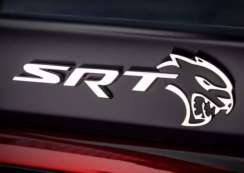 srt logo右侧,可以看到srt hellcat widebody车型独享地狱猫专属logo