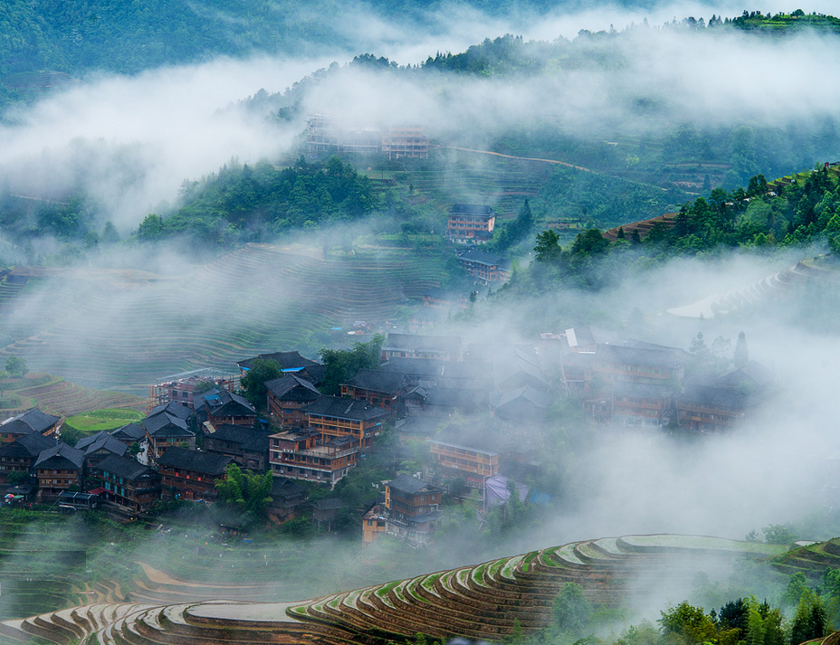 大山里雨后的村庄,烟雾缭绕,简直是人间奇观