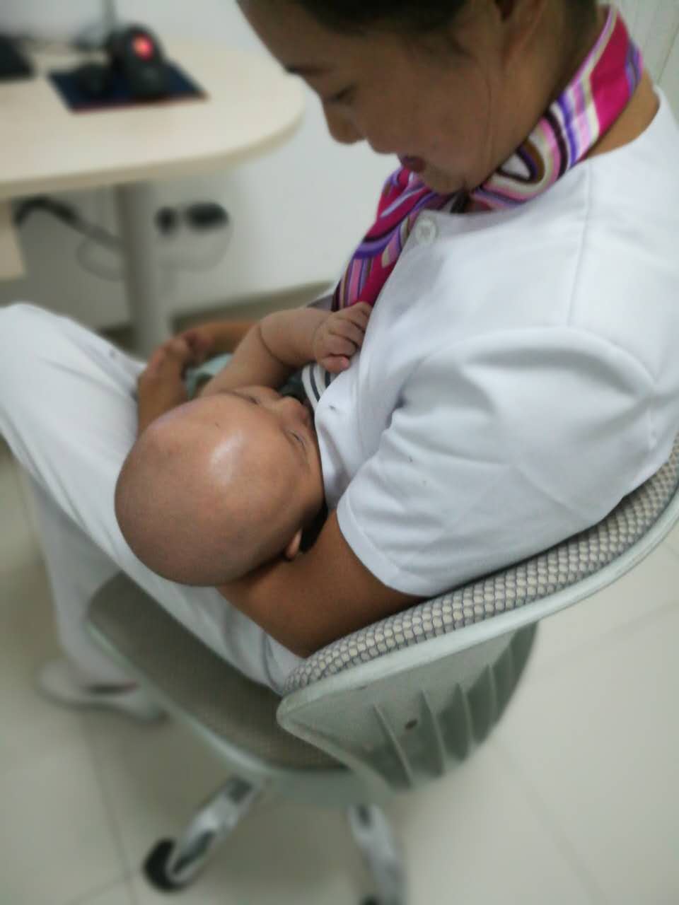 护士为婴儿哺乳图片