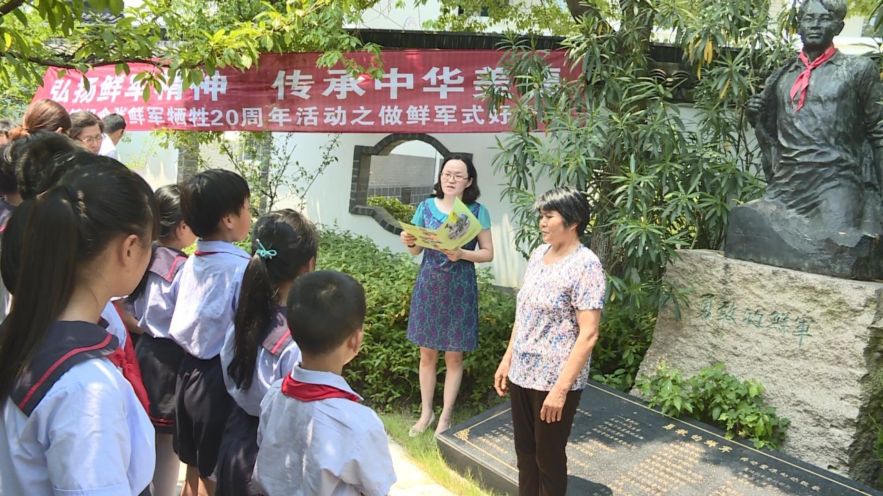 胸前佩戴鲜艳的红领巾的鲜军雕像毅然屹立,这是当年著名雕塑家何鄂