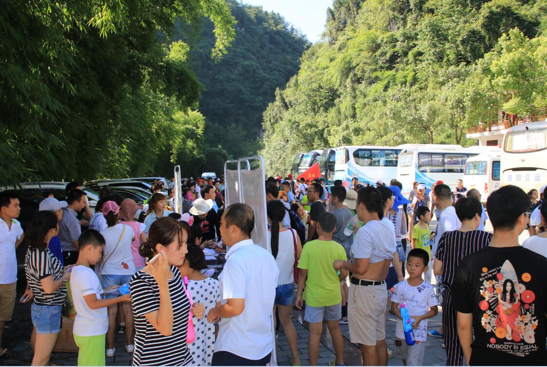 宜昌青龍峽旅遊開發有限公司副總經理舒芳先生出席儀式並發表歡迎