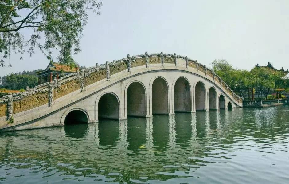 江蘇南京瞻園北假山石板橋橋是園林中組景的重要元素,兼有交通和觀賞