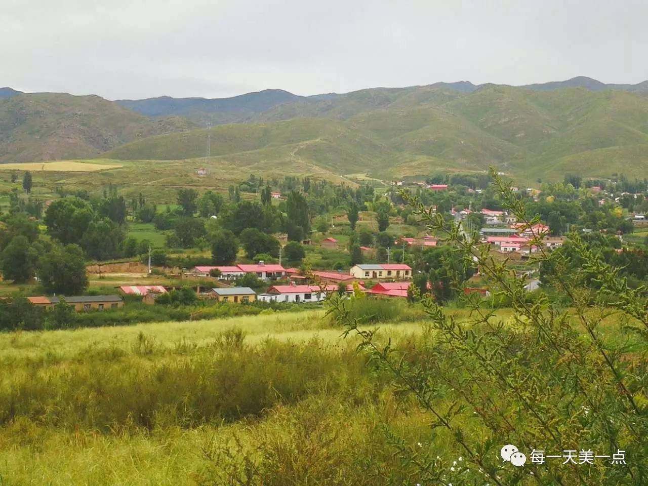 克孜别提小山村属于塔城市阿西尔达斡尔乡,座落在塔尔巴哈台山脚下的