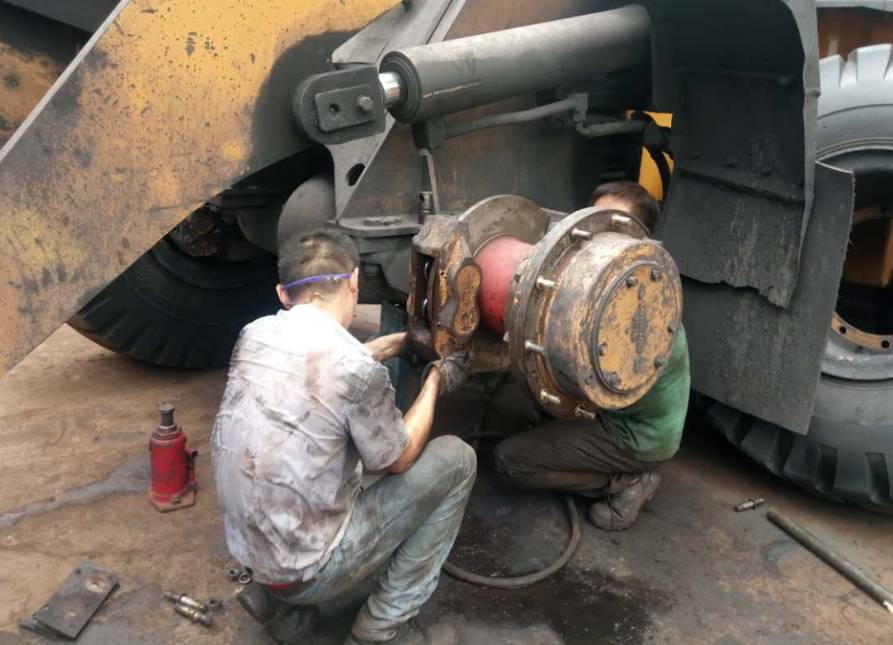 7月23日,储运中心运输保障作业区维修工检修铲车轮边,现场作业温度38