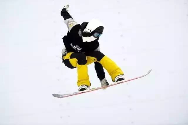 何伟滑雪运动员图片