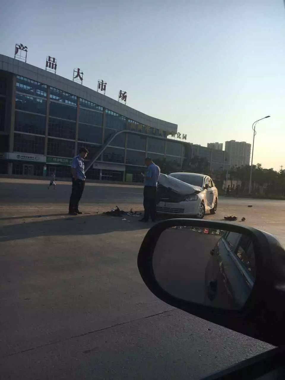 惊心新农贸市场又出严重车祸现场图片曝光