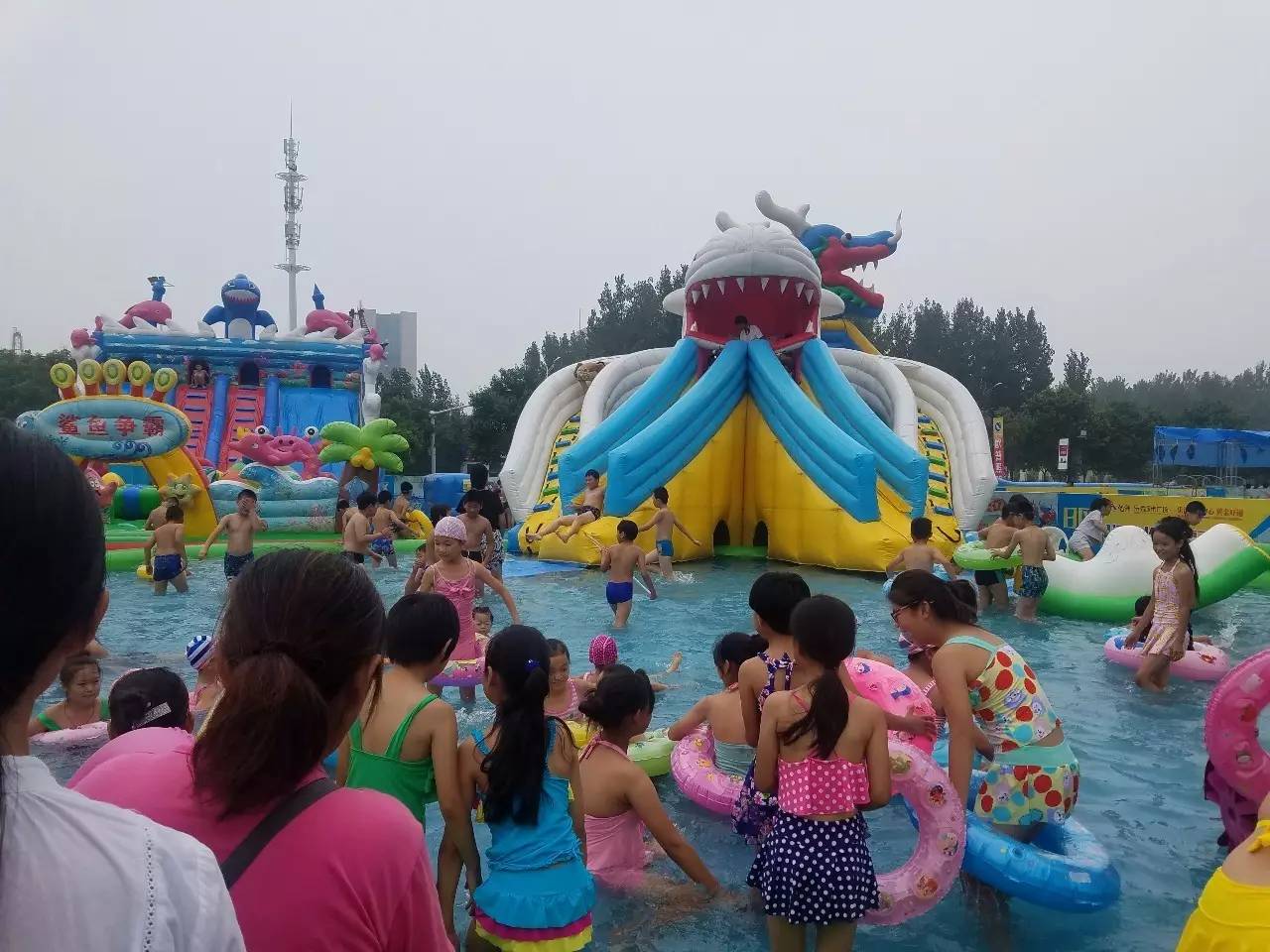 清丰县的小记者们到亿洲华联超市寻宝,水上乐园撒欢儿!