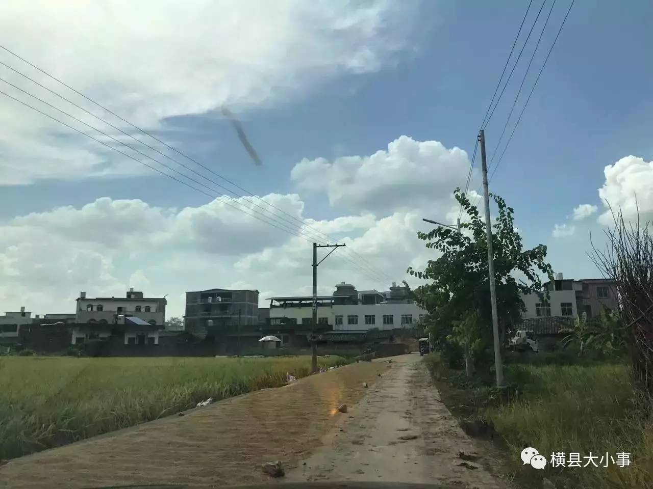 娱乐 正文 2,微友爆料 晒在公路还拿石头去拦路,陶圩镇樟元村的