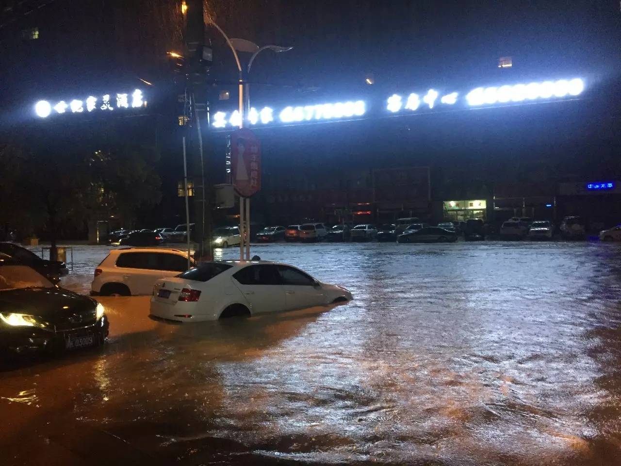 榆林暴雨快報記者被困一夜電閃雷鳴汽車被淹險險險