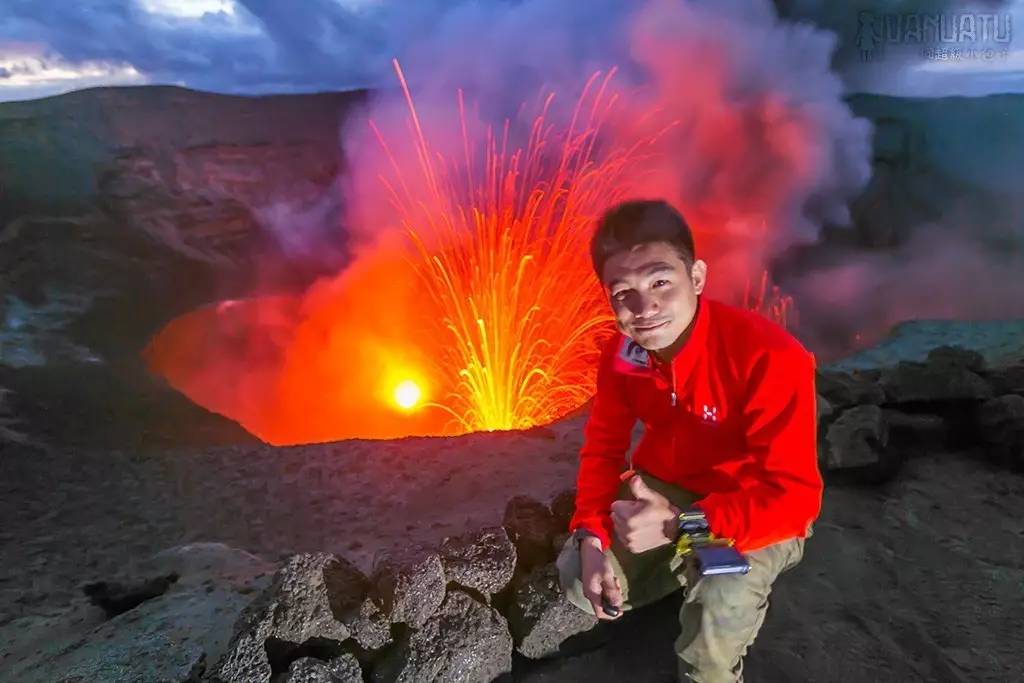 站在正在喷发的活火山口是什么感觉?文尾有视频,一起来感受下!