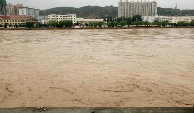 暴雨突降陕北局地遭遇洪水水库溃坝绥德部分群众撤离子洲电力通讯中断