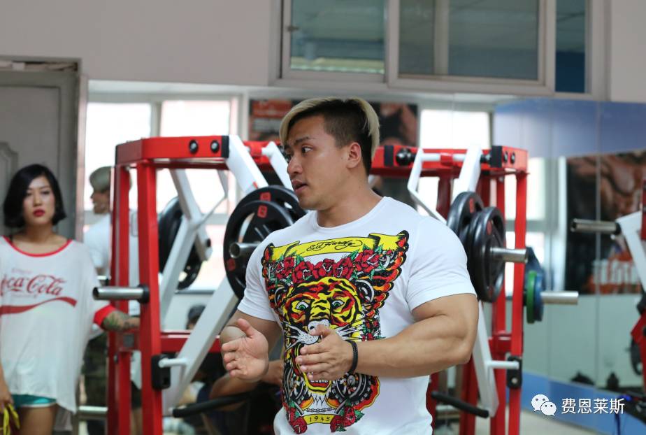 中国最帅肌肉男泰坦巨肩周大伟教你专业摆pose