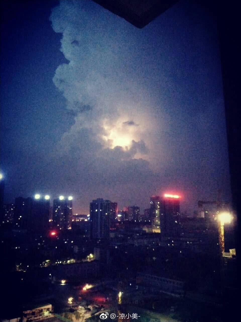 打雷!闪电!暴雨!西安人的朋友圈全是…哈哈哈哈哈哈