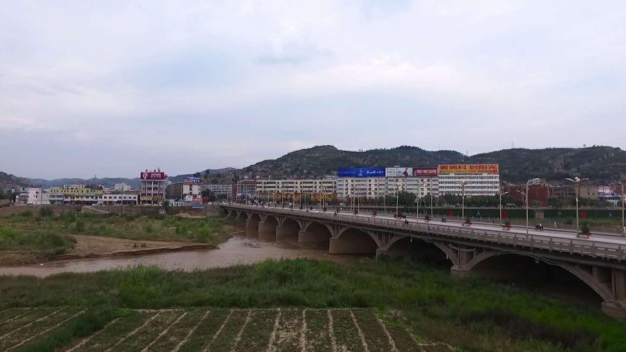 其它 正文 央视网消息:千狮桥是绥德县城中心的一座桥,全长300多米,以