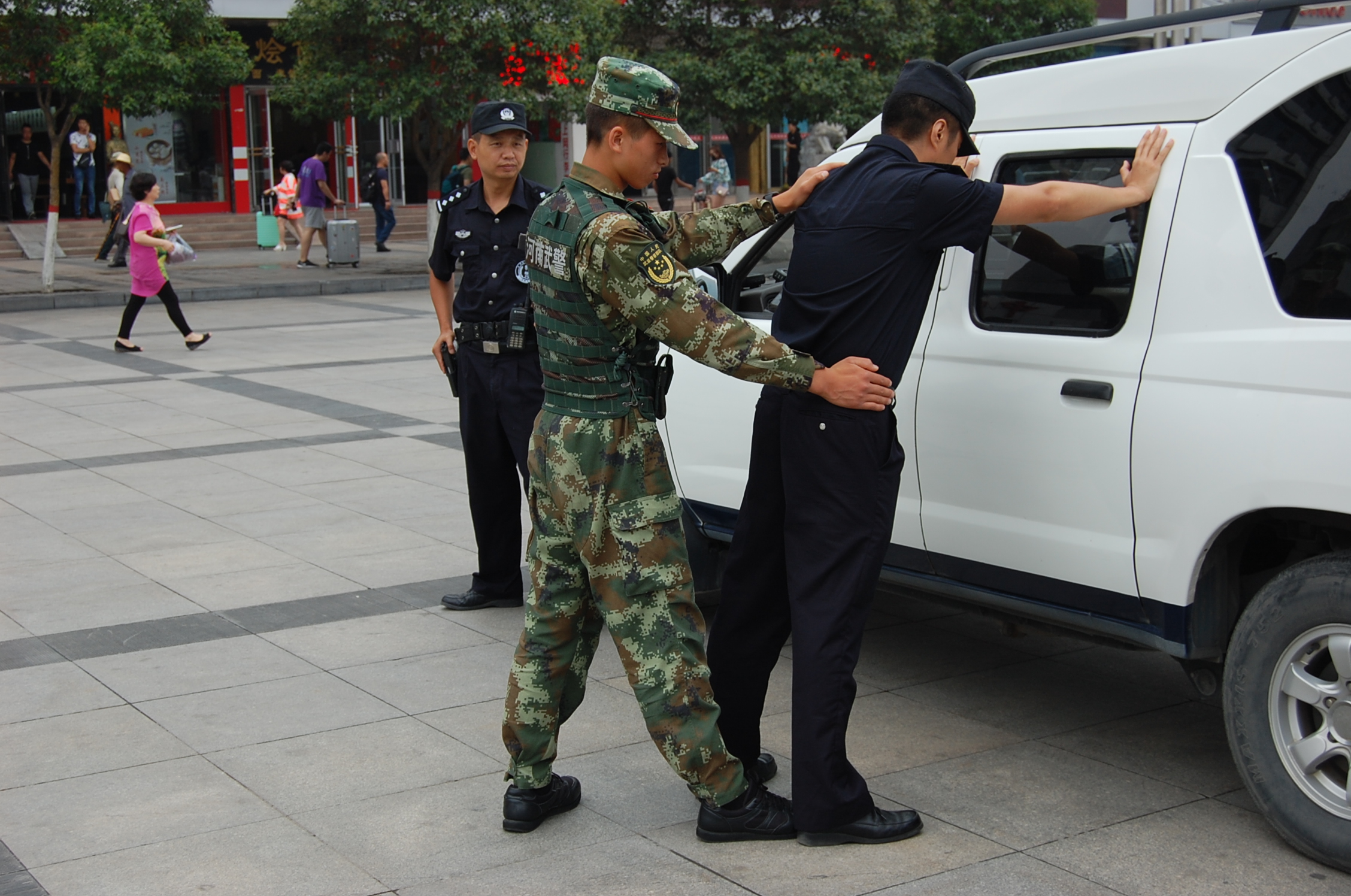 武警特警巡邏崗上迎