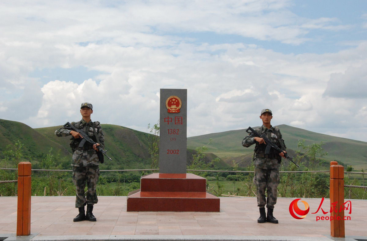 边防战士在中蒙边境界碑站岗值守人民网记者唐述权 摄