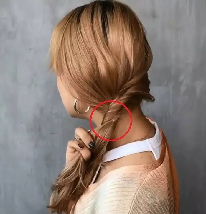拉出发型的线条感后,用发圈把两边头发合成的整个马尾固定起来即可