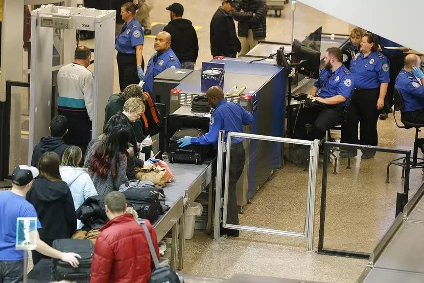 美国机场安检新规!比手机大的电子产品全部需要拿出来单独过安检