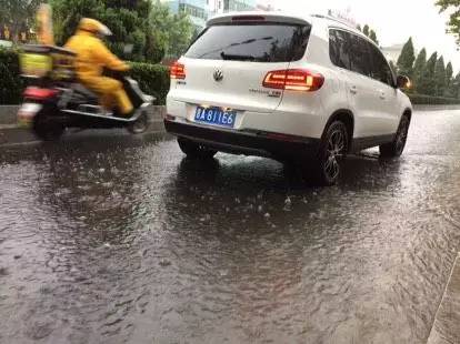 临汾暴雨图片