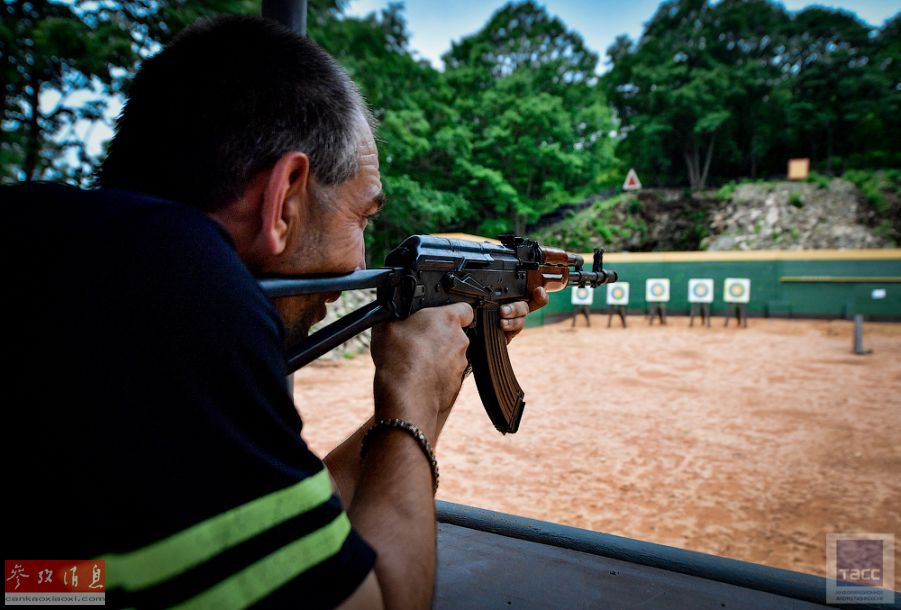 游客手持ak-47步枪进行射击体验.