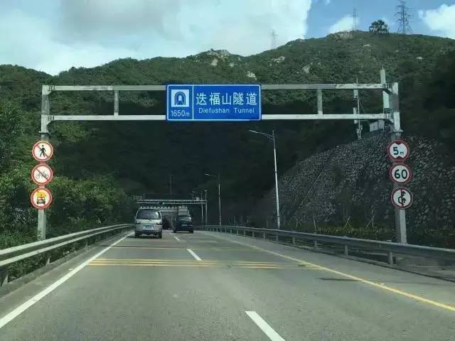 深圳横龙山隧道内变道图片