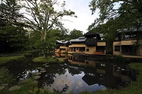 虹夕諾雅是輕井澤最老牌的溫泉酒店,具有上百年的歷史,虹夕諾雅被建成