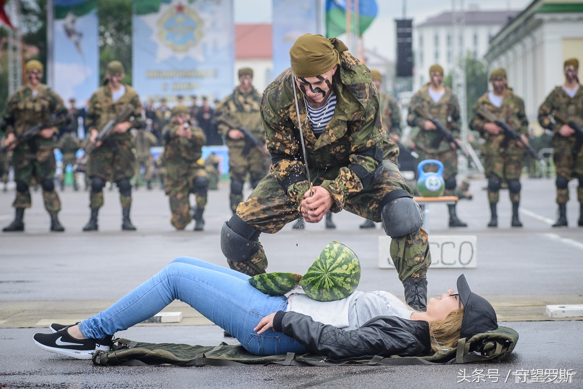 白俄空降兵秀神功 拿刺刀在美女肚皮上劈西瓜