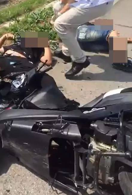 【悲剧】昨日如东一摩托车失控撞上路灯杆,两小伙子一死一重伤