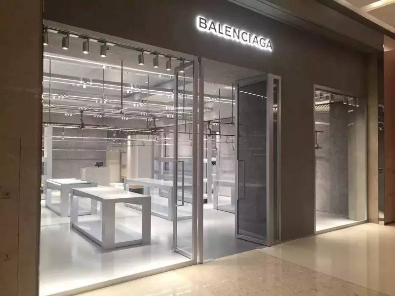 balenciaga最新门店在7月30日在华润万象城1楼l109店铺全新开幕,不仅