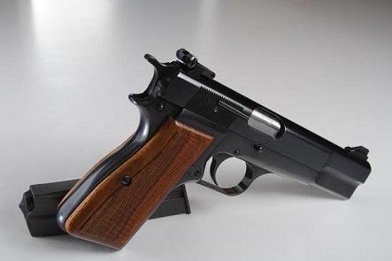 m1935勃朗宁大威力自动手枪凭借其凸耳式枪管偏移式闭锁机构,成为经典
